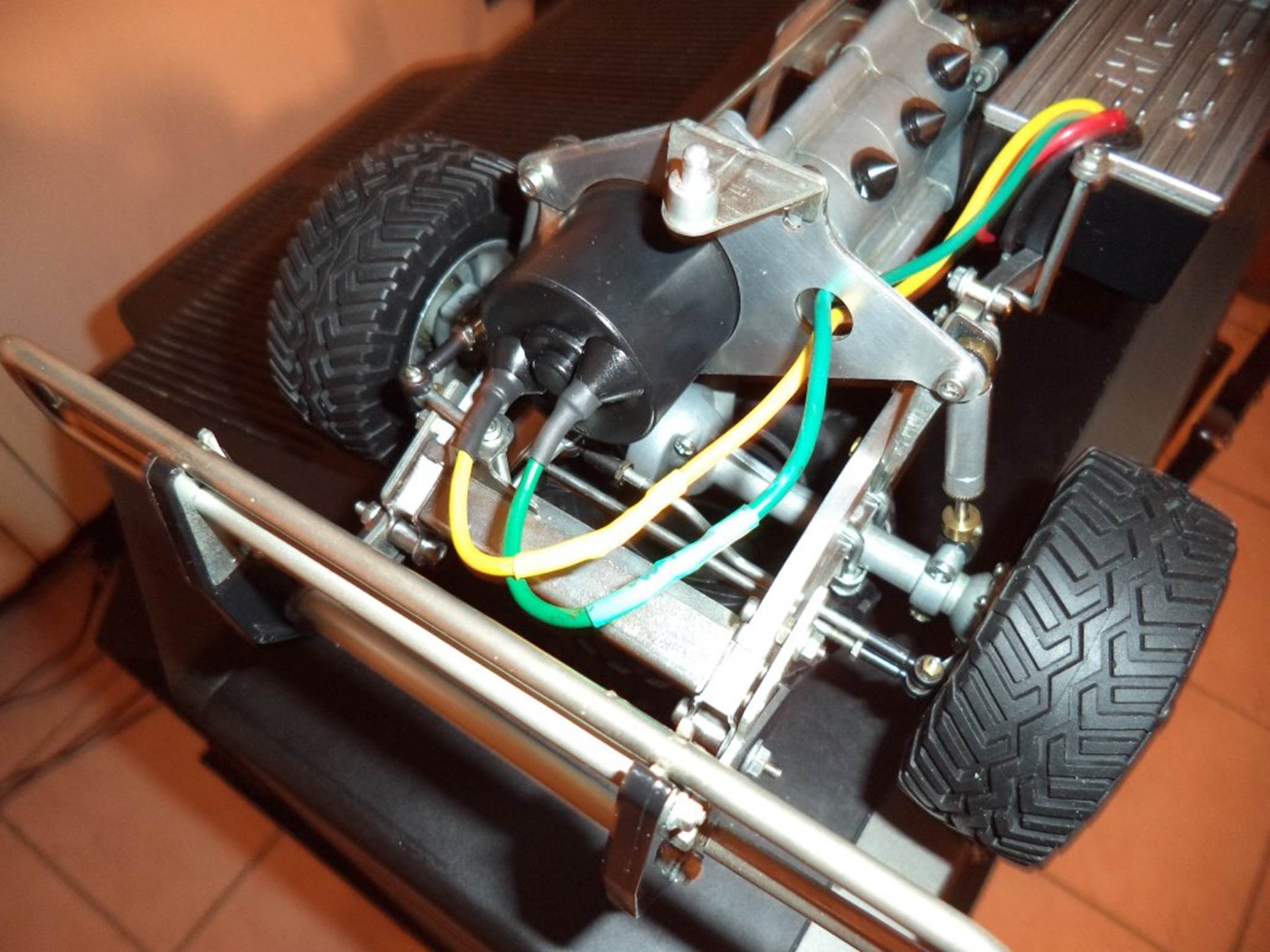 Immagine che contiene pneumatico, Ricambio auto, Gomma sintetica, ruota

Descrizione generata automaticamente
