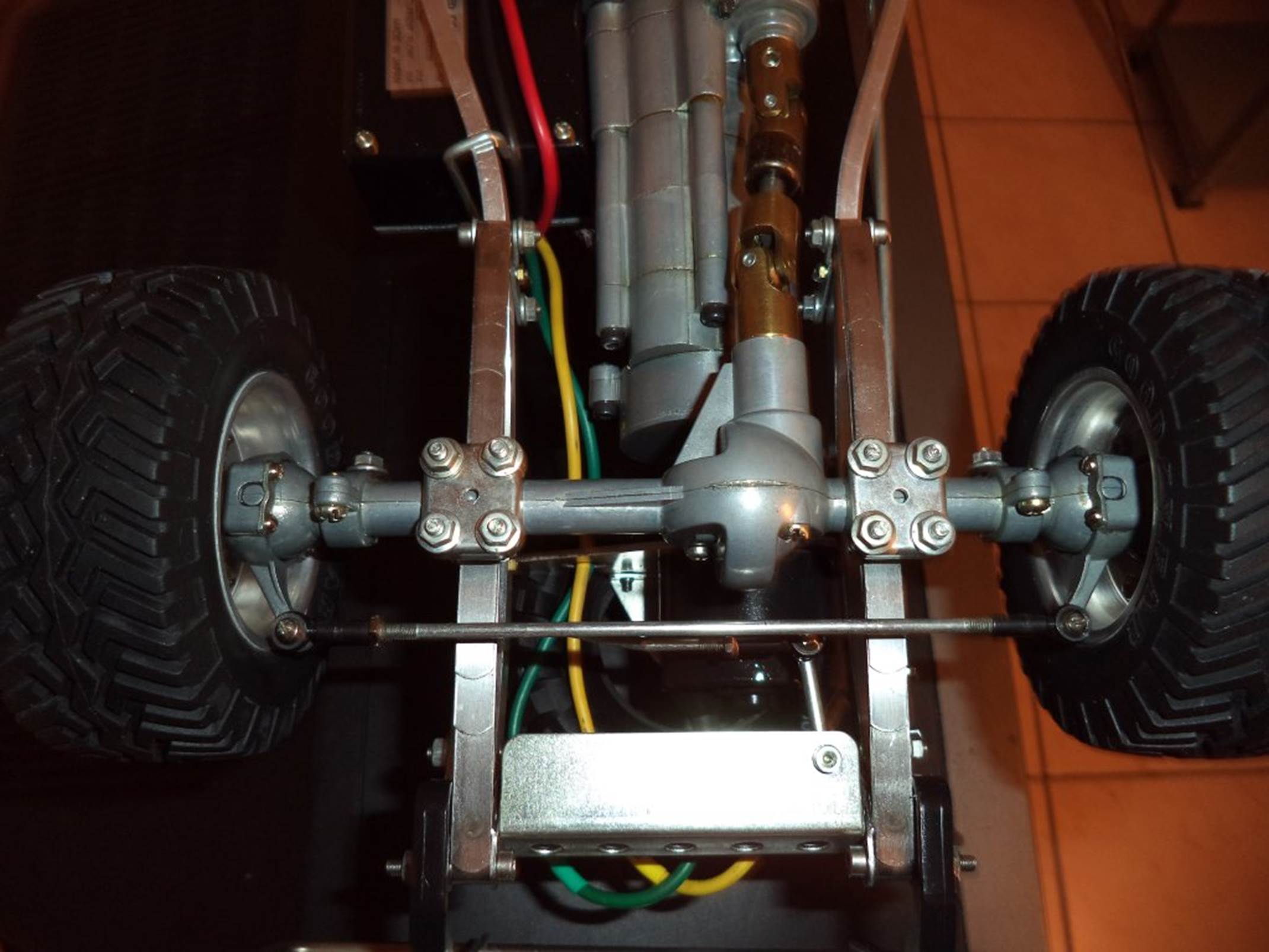 Immagine che contiene Ricambio auto, pneumatico, ruota, Gomma sintetica

Descrizione generata automaticamente